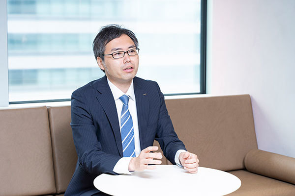 写真：インタビューに応じる本橋氏