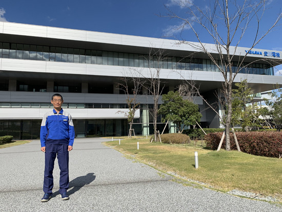 株式会社安川電機の社屋と黒石氏