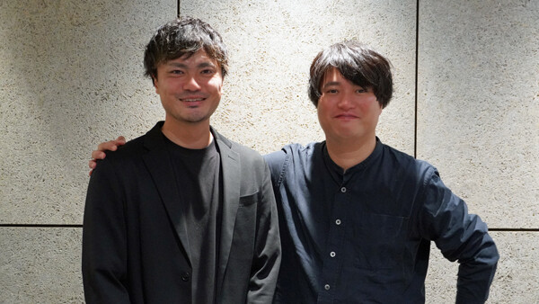 （写真）肩を組む高橋氏と大嶋氏