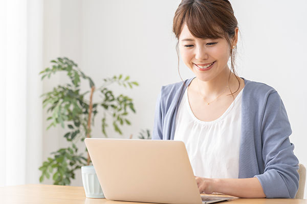 テレワークをしている女性