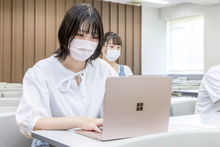 学内からも意見を募り決定された Surface Laptop Go のサンドストーン|