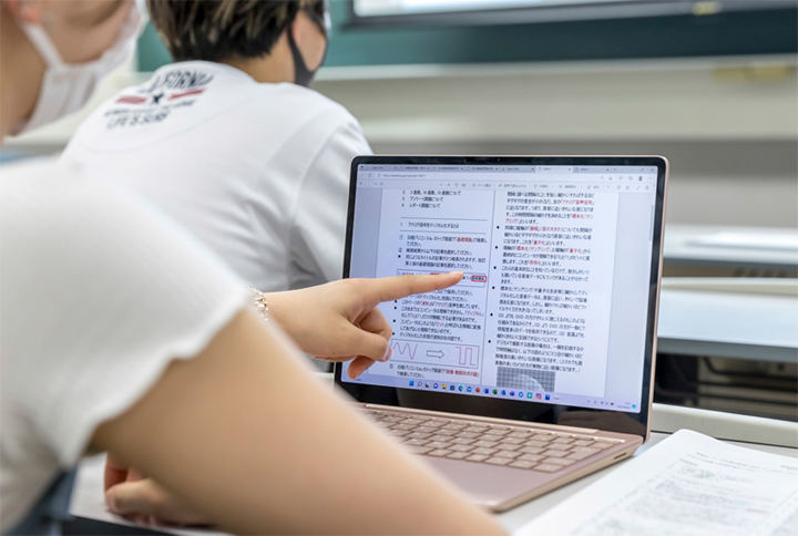 タッチ操作や指紋認証といった機能も学生たち自らで発見し、各々が使いやすいようにSurface Laptop Go を利用している
