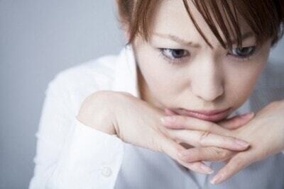 悩む女性
