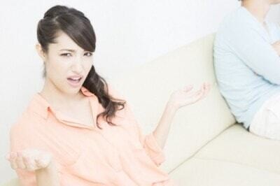 彼氏に怒る女性