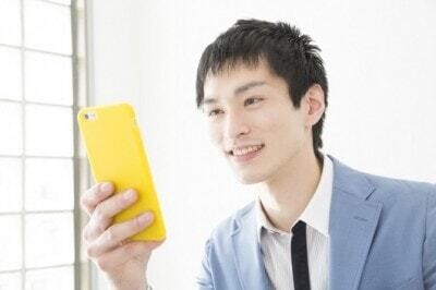 スマホを持つ男性