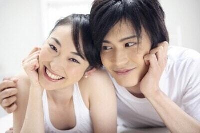 女性の肩を抱く男性