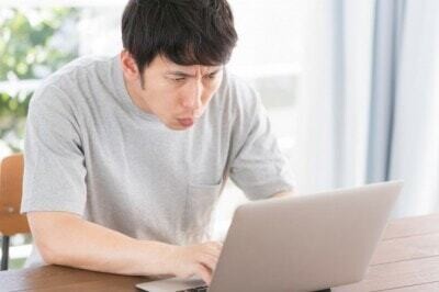 ネットをする男性