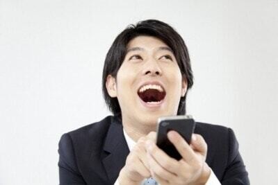 スマホを見る男性