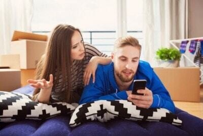 スマホばかり見る男性