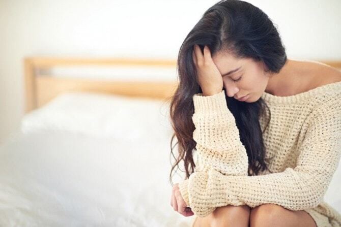 悩む女性