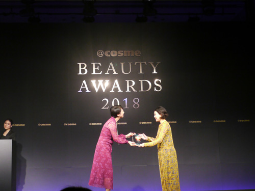 @cosmeベストコスメアワード、総合大賞に選ばれたのは - 渡辺直美も登場
