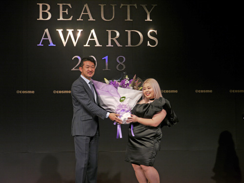 @cosmeベストコスメアワード、総合大賞に選ばれたのは - 渡辺直美も登場
