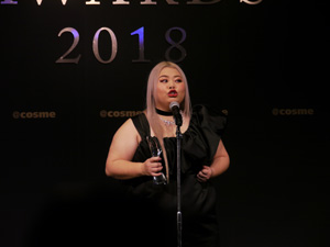 @cosmeベストコスメアワード、総合大賞に選ばれたのは - 渡辺直美も登場