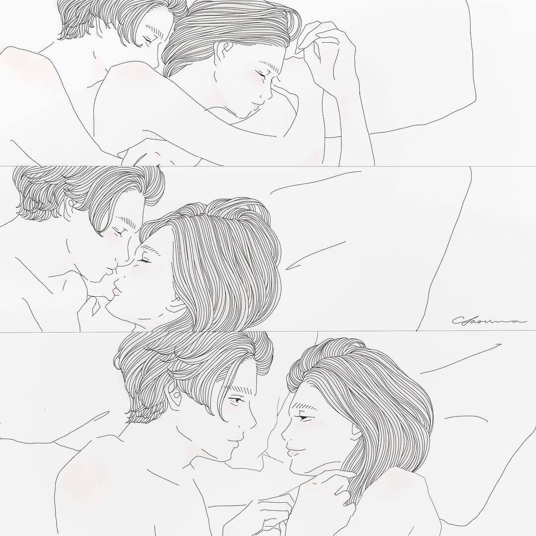 ベッドで抱き合ってキスするカップル