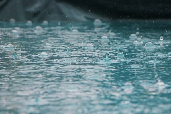 夢占い】雨の夢の意味とは？ 雨漏り、雨宿り、洪水など状況別に