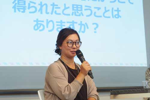 小手鞠さんの言葉に感銘を受けた、と話す望月衿子さん