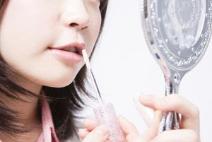 仕事中の化粧直しってどうしてる? 「口紅つけるだけ」「全部落としてやり直す」