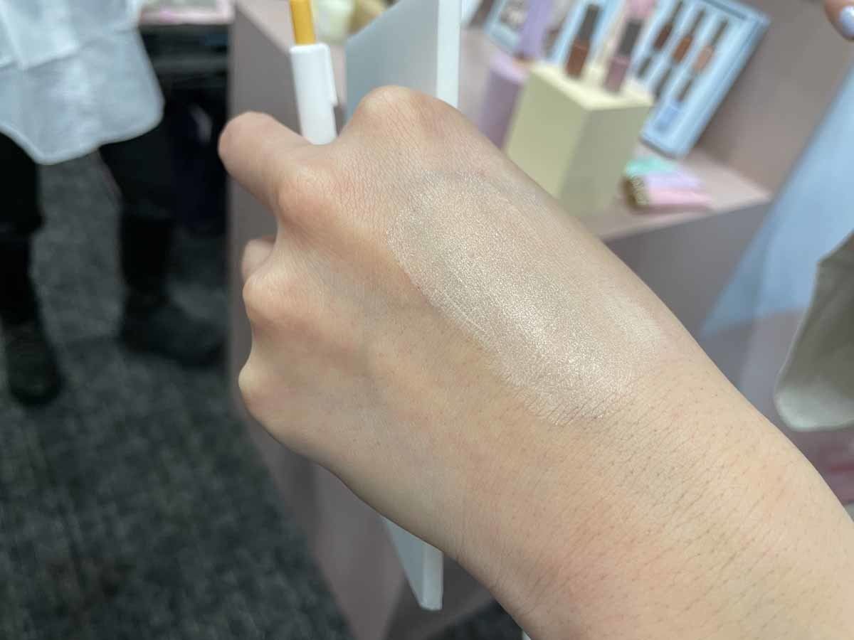黄色の「ベールイエロー」は肌に伸ばすと色が変わりよりナチュラルに