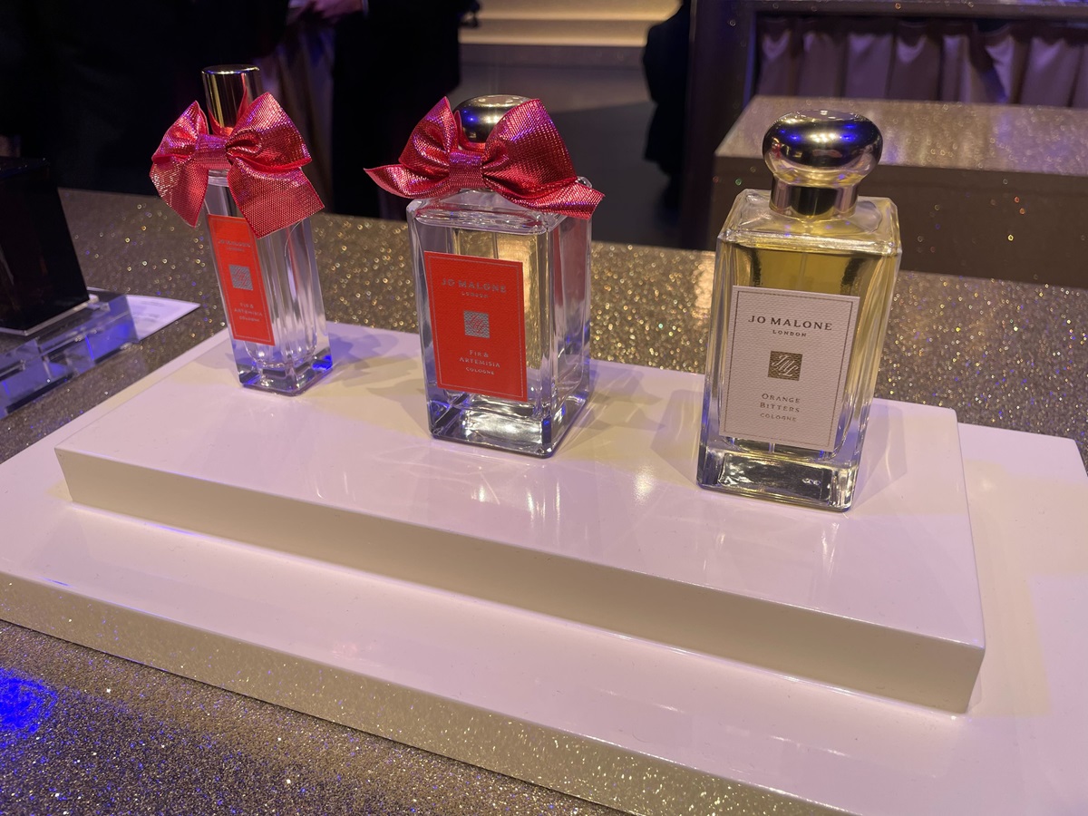 左：「ファー & アルテミシア コロン」30mL(12,430円) 真ん中：「ファー & アルテミシア コロン」100mL(24,750円) 右：「オレンジ ビター コロン」100mL(24,750円)