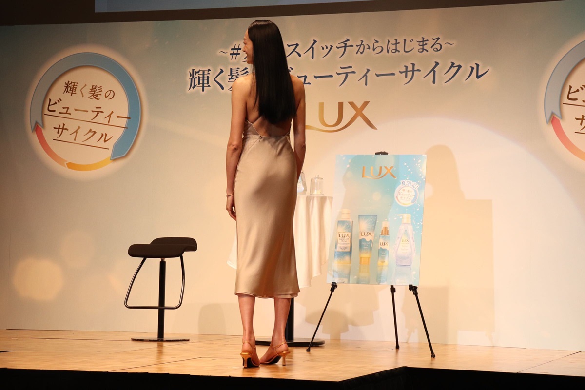 美しい髪の毛をなびかせて登場