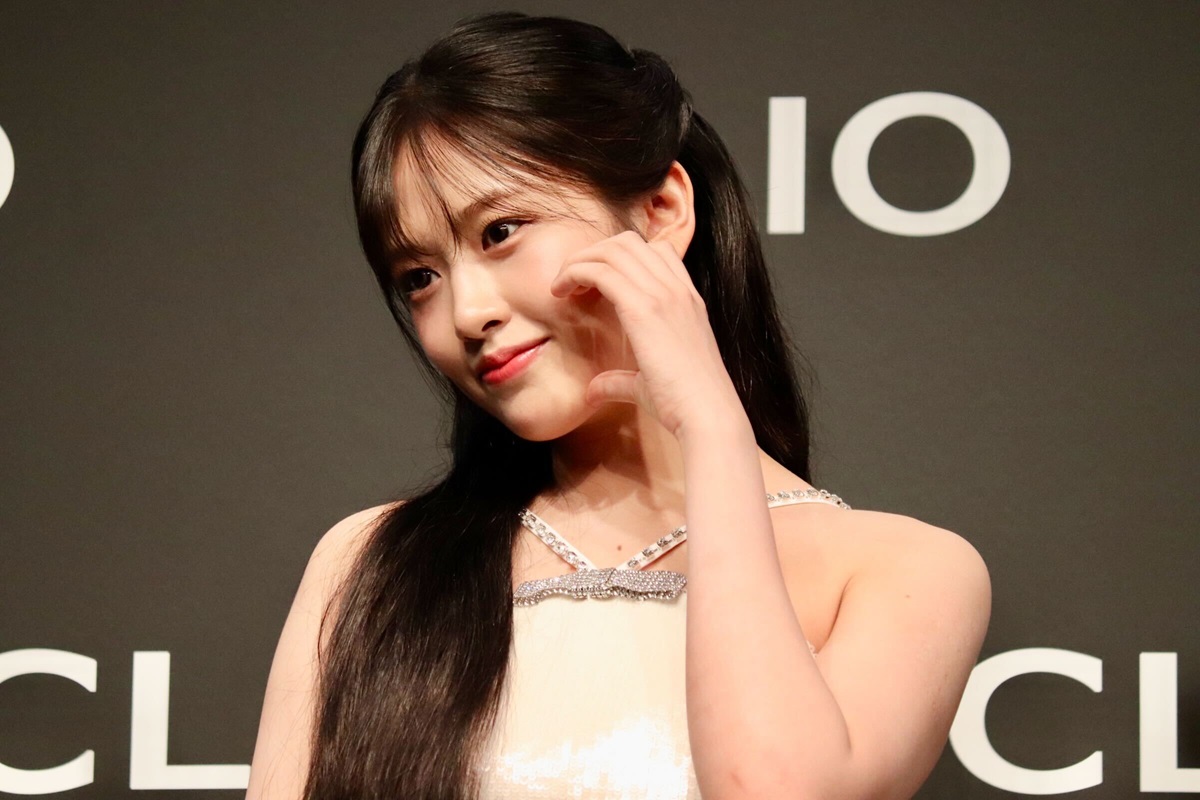 報道陣にサービスしてくれるアン・ユジンさん