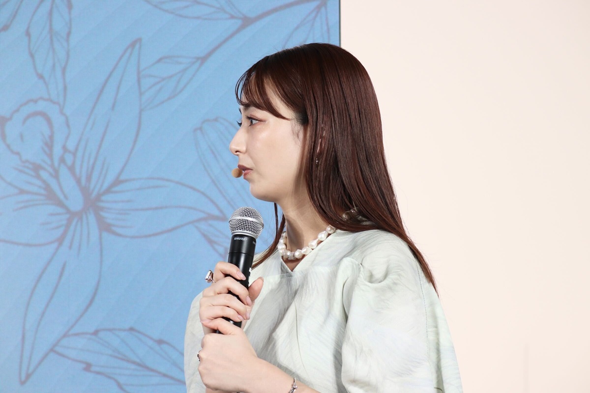 上原先生の解説を熱心に聞く宇垣さん