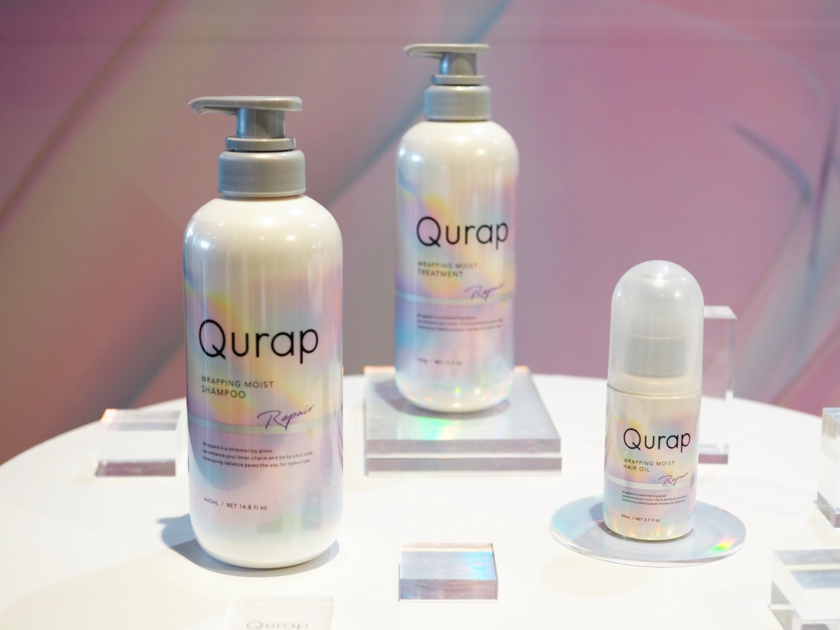 左からキュラップ ラッピングモイストシャンプー･トリートメント(各1,540円)、キュラップ ラッピングモイストヘアオイル(1,595円)