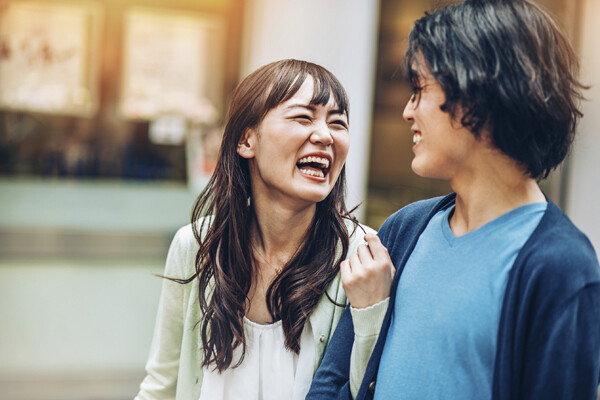男性と腕を組む女性