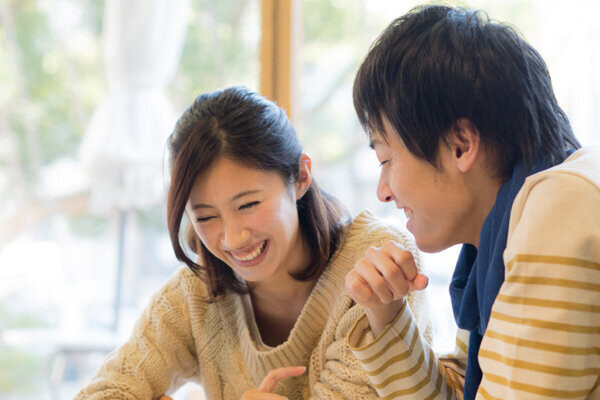 笑いあう男女