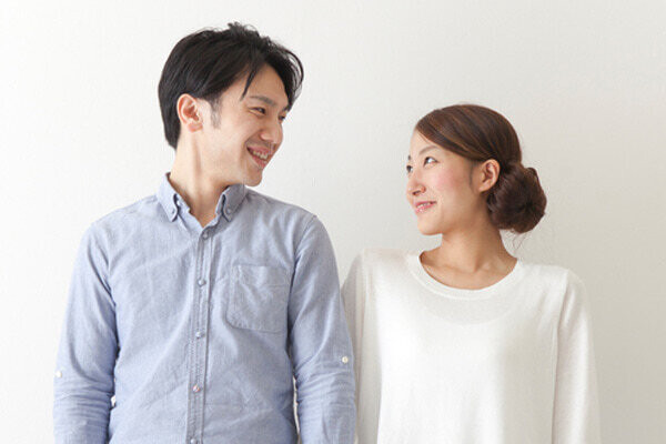 見つめ合う男女