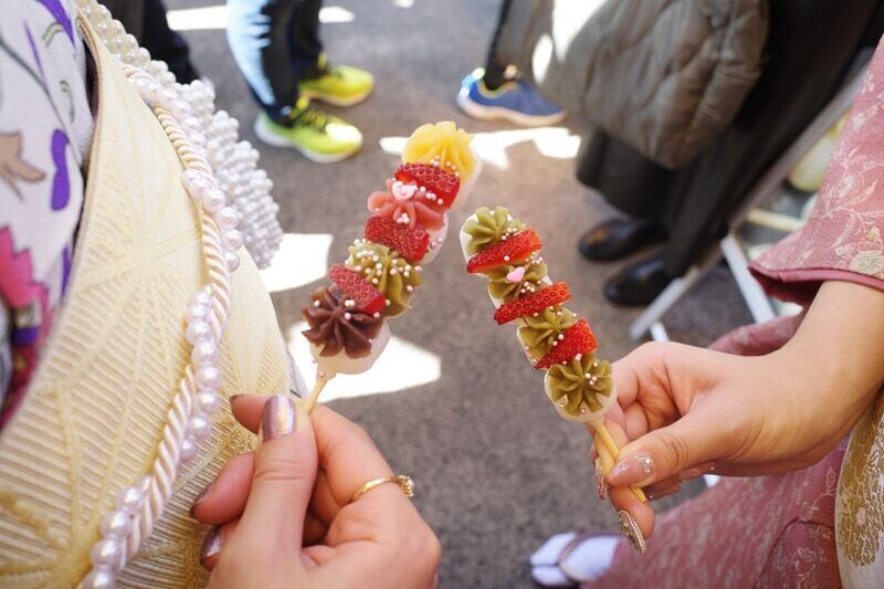 「鎌倉そらつき」のいちご四色団子