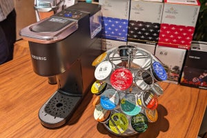 幅10cmで設置しやすい「KEURIG」の新型コーヒーマシンを体験、お茶のカプセルも充実
